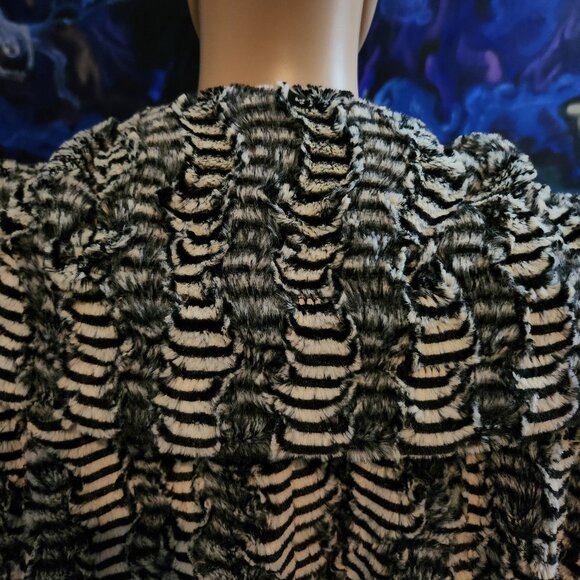 LaSeine Short Faux Fur Jacket Size Large Black and White Design Soooo Soft - Picture 10 of 15